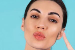 5 Cara merias bibir agar tampak lebih tebal, bingkai dengan lip liner