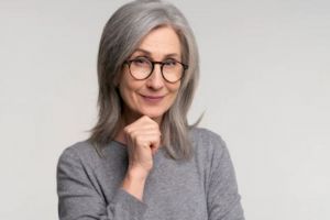 11 Rekomendasi cat rambut penutup uban di bawah Rp 250 ribu, warna pekat dan tahan lama