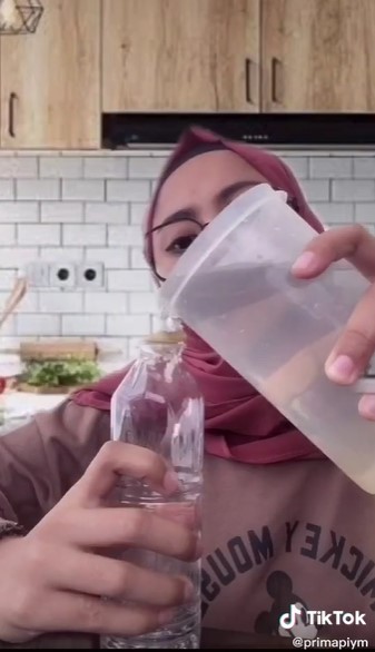 Trik menuang air dari gelas ke botol agar tidak tumpah meski tanpa corong