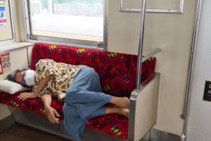 Kisah di balik potret viral wanita terbaring sakit di kursi KRL, tuai atensi eks menteri