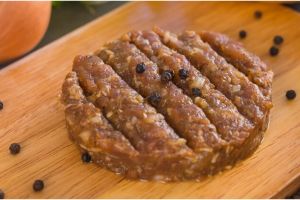 Trik memanggang daging burger supaya tidak kering dan tetap empuk