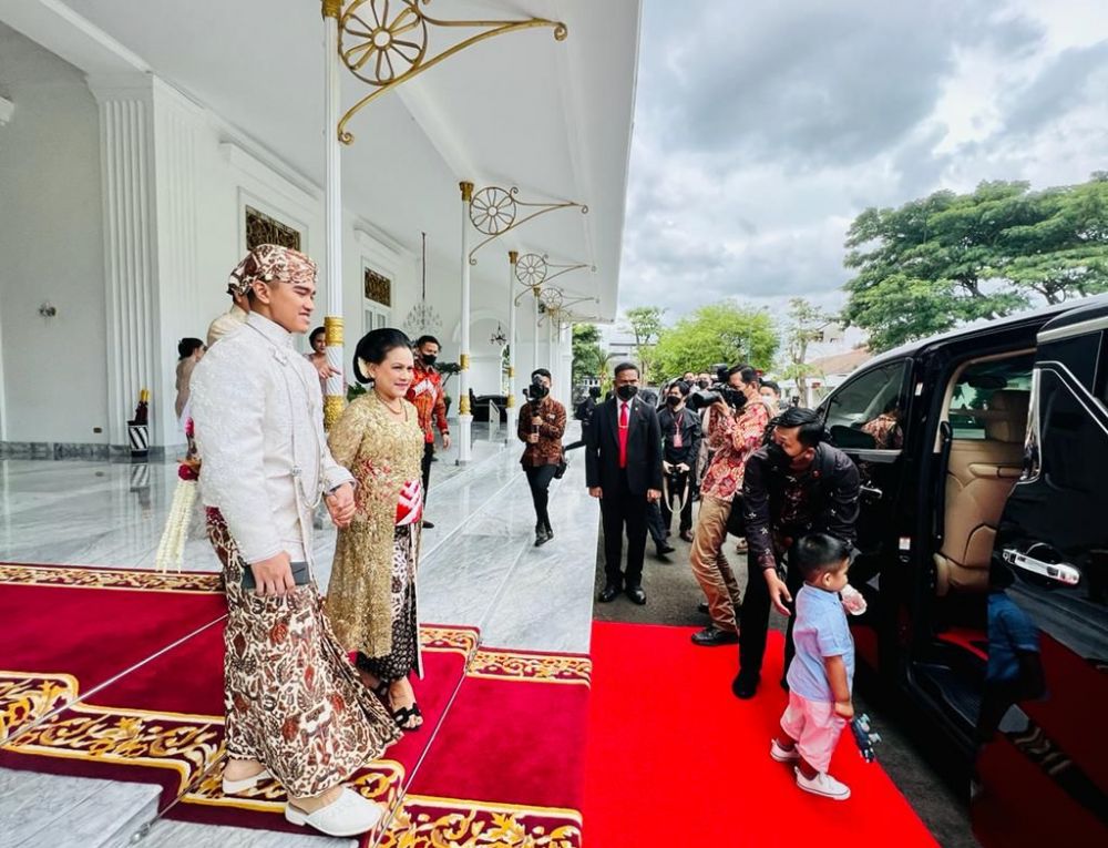 Momen lucu cucu ke-4 Presiden Jokowi emoh pakai beskap jelang akad nikah Kaesang, sang kakek membujuk
