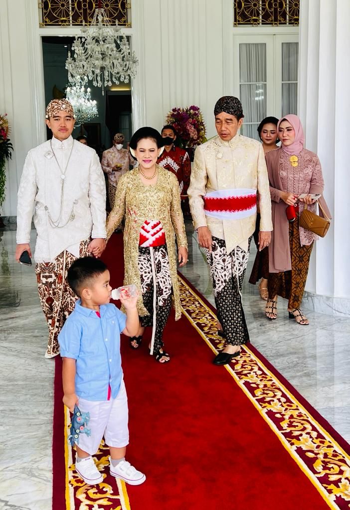 Momen lucu cucu ke-4 Presiden Jokowi emoh pakai beskap jelang akad nikah Kaesang, sang kakek membujuk