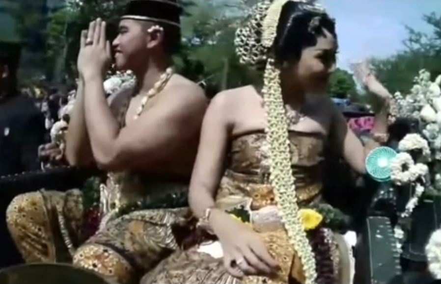 Demi menyapa warga saat kirab pengantin Kaesang-Erina, aksi Jokowi bikin Paspampres waswas