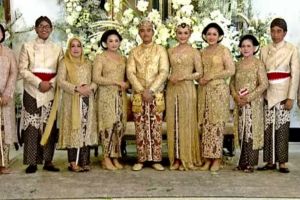 Penampilan keluarga Erina Gudono curi perhatian saat akad Kaesang-Erina, ini 11 potretnya