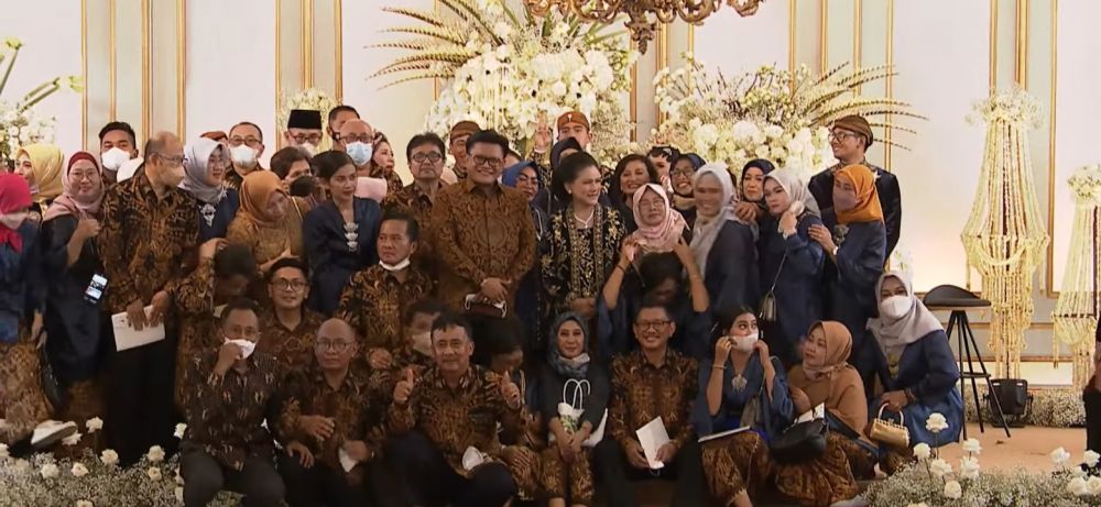 Momen heboh Iriana Jokowi bertemu para teman di nikahan anak, Kaesang beri komentar kocak