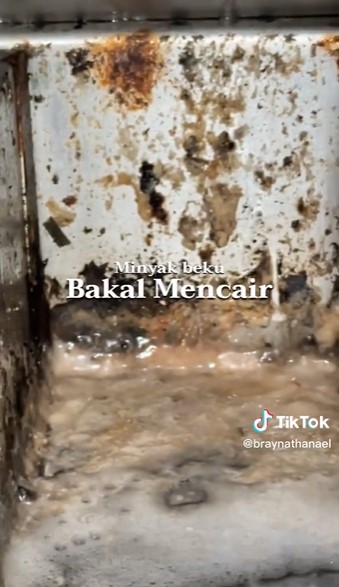 Trik membuang air panas ke wastafel agar saluran tidak mudah mampet