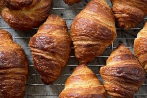 Banyak yang keliru, ini trik memanggang croissant agar garing dan matang merata