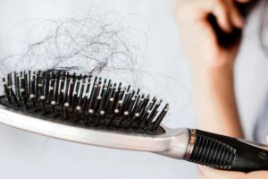 6 Tips gunakan hair tonic pada rambut rontok, bikin lebat dan berkilau alami