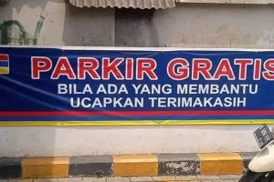 Bikin ragu-ragu mau parkir, 13 peringatan nyeleneh ini bingungin pengendara