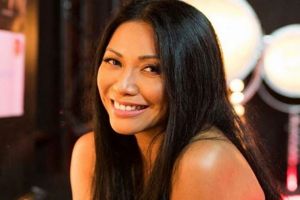 7 Cara memanjangkan rambut ala Anggun C Sasmi, perhatikan teknik menyisir yang baik