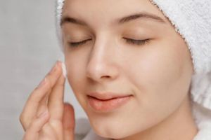 7 Tips menggunakan krim malam agar hasil optimal, jangan lewatkan area leher