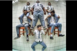 Bosan gaya itu-itu aja, ini 11 ide nyeleneh foto bareng teman yang bikin geleng kepala