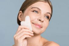 5 Tips menggunakan gua sha bagi pemula untuk menghaluskan kulit, awali pakai serum wajah