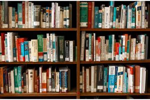 15 Contoh kalimat preposition of place bahasa Inggris, lengkap dengan artinya