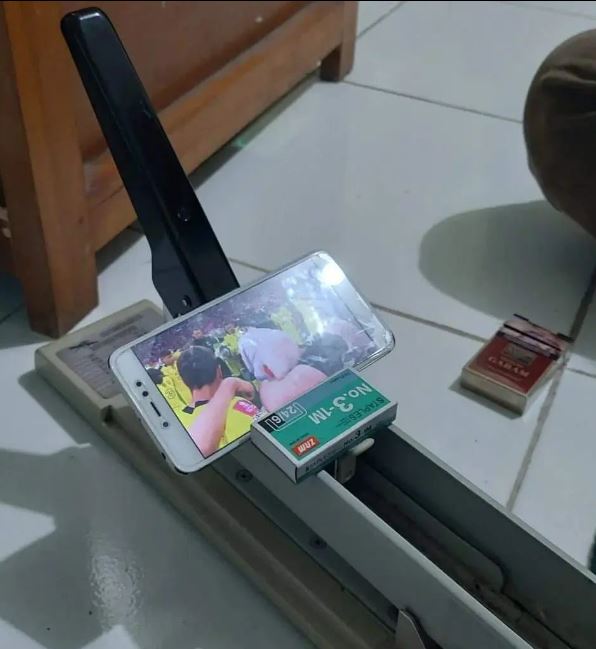 Definisi 'si paling' kreatif, ini 11 life hack nyeleneh orang malas pegang HP