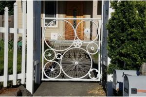 11 Desain unik pagar rumah ini beda dari yang lain, ada bentuk sepeda