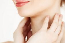 6 Tips merawat kulit leher agar cerah dan tetap kencang, rutin pakai moisturizer antiaging
