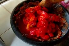 Nggak boleh asal, ini trik memilih dan menggoreng tomat untuk sambal matang