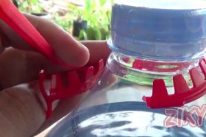 Trik praktis membuka plastik rekatan galon tanpa gunting dan pisau