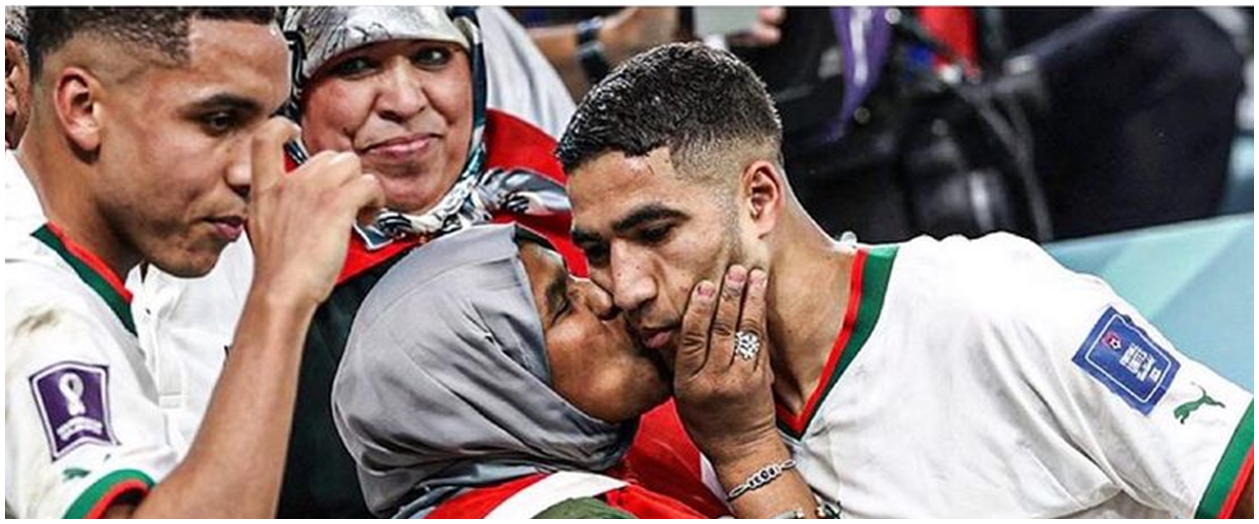 Momen 5 pemain sepak bola selebrasi kemenangan di Piala Dunia 2022 dengan ibunda, bikin haru