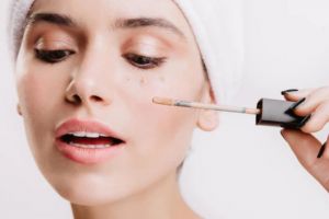 7 Cara gunakan concealer yang tepat agar hasil optimal, bikin riasan jadi lebih flawless