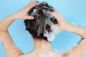 7 Trik keramas yang tepat untuk atasi masalah rambut rapuh dan rontok, pakai air dingin