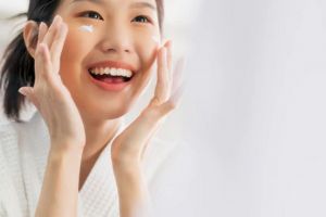 6 Tips menggunakan day cream agar wajah cerah dan glowing, oleskan dengan gerakan melingkar