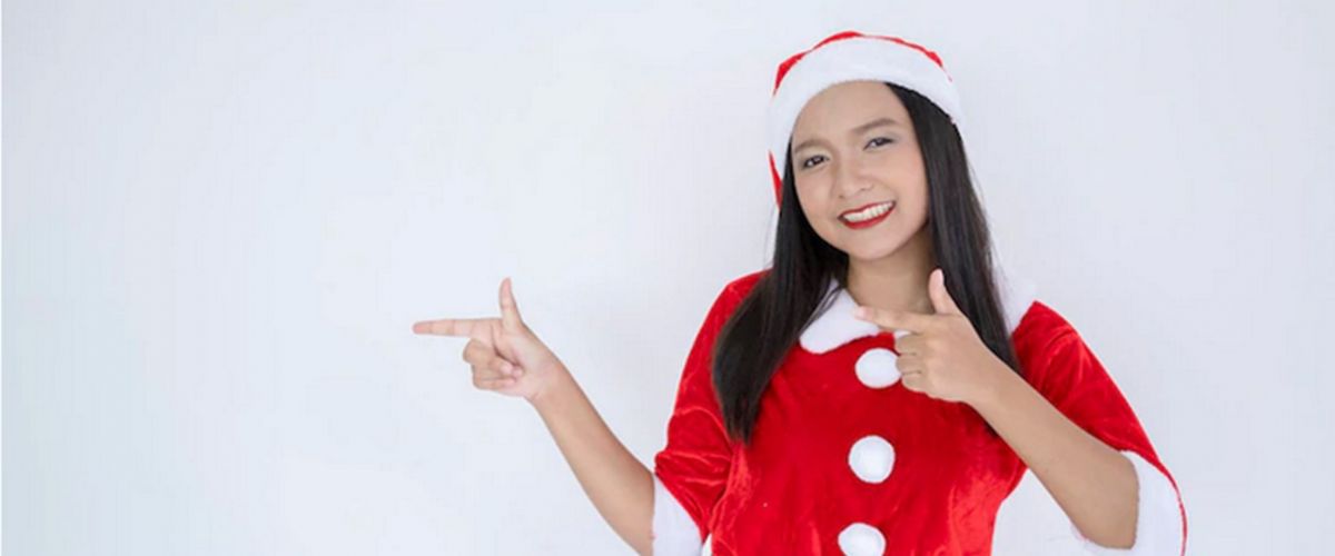 8 Inspirasi makeup look untuk perayaan Natal, gold glitter under