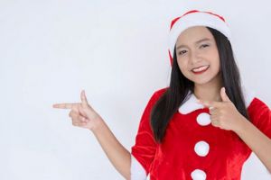 8 Inspirasi makeup look untuk perayaan Natal, gold glitter under eye liner bikin riasan memesona