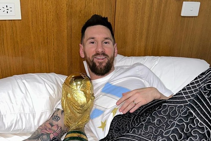 Bikin iri! Lionel Messi bagikan foto tidur dengan trofi emas Piala Dunia, mimpi jadi kenyataan