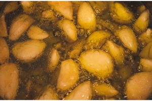 Cara pakai minyak goreng agar tidak cepat menghitam, cocok buat masak porsi besar