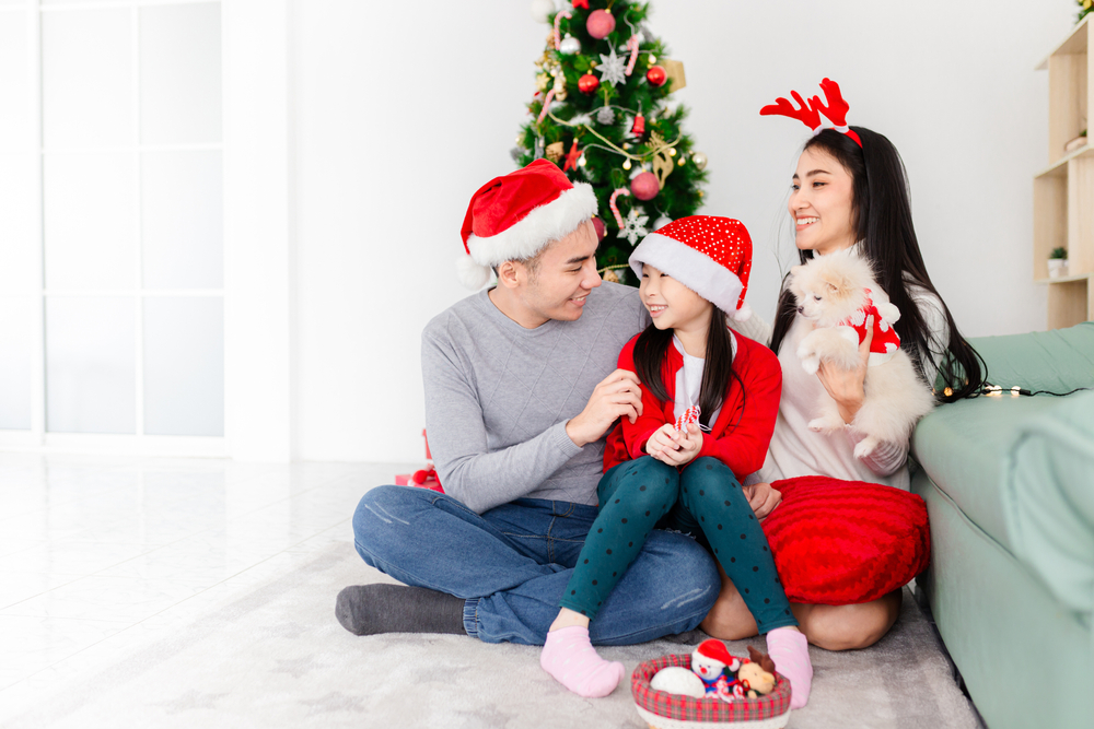 Si kecil bisa tersenyum tanpa paksaan, ini 5 ide pose foto rayakan Natal bersama keluarga di rumah