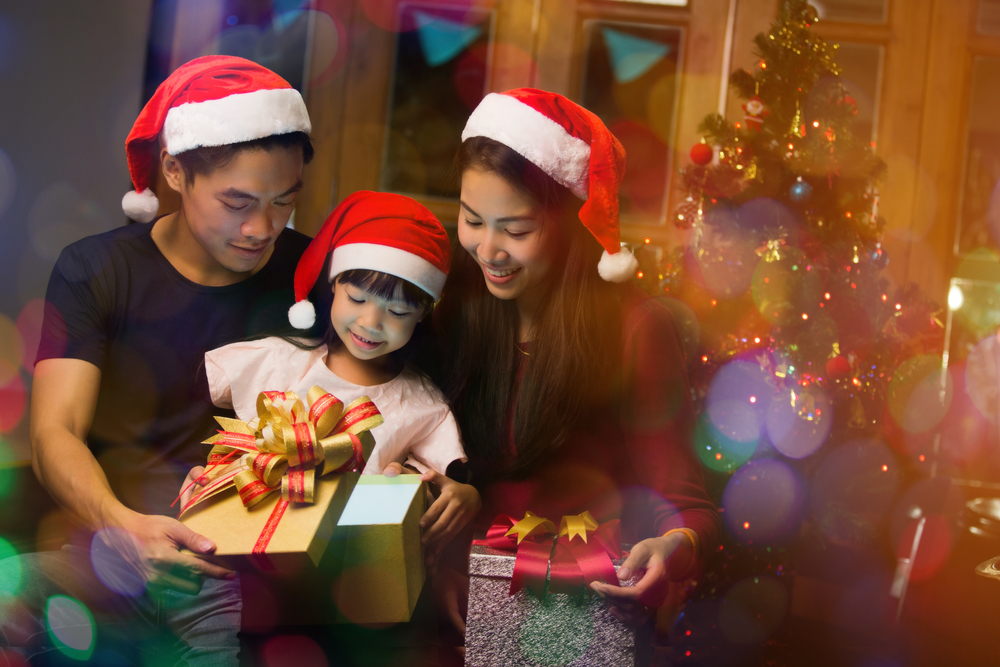 Si kecil bisa tersenyum tanpa paksaan, ini 5 ide pose foto rayakan Natal bersama keluarga di rumah