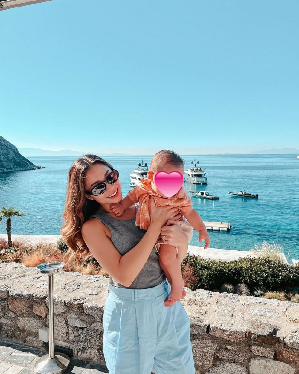 Simpel tapi kece, ini 5 inspirasi outfit Nikita Willy saat momong anak