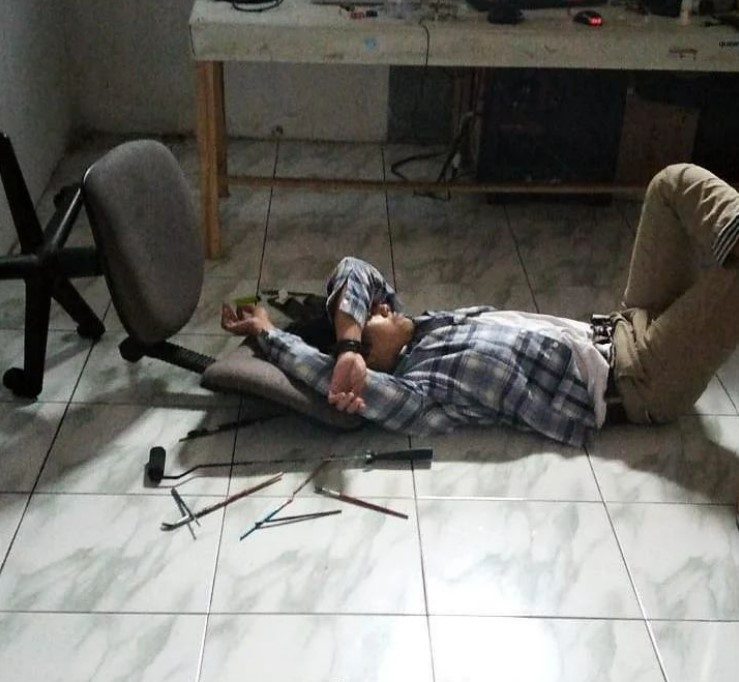 11 potret kocak orang tidur dengan alas bantal seadanya, bikin heran lihatnya