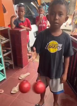 Aksi bocah main lato-lato yang lagi viral ini nggak ada lawan