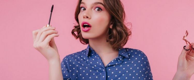 Makeup hacks pakai maskara ini bikin bulu mata jadi lentik dan bervolume