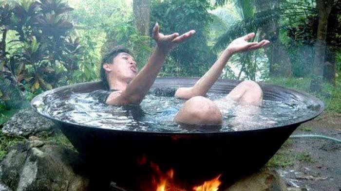 Nggak punya bathtub, aksi 11 orang berendam low budget ini bikin tepuk jidat