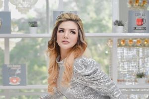 Kronologi tas mewah Barbie Kumalasari dirampok, kaca mobil dipecah maling