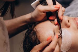 Makeup hack memasang bulu mata ini cocok banget untuk pemula