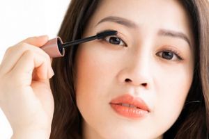 9 Tutorial makeup natural untuk pemula agar hasilnya flawless, fokus pada riasan mata