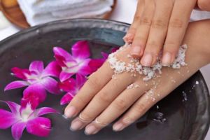 7 Cara pakai body scrub agar lebih efektif, aplikasikan dengan gerakan memutar