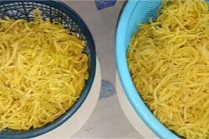 Tak perlu diberi minyak, ini trik mi telur tak menggumpal dan lengket usai direbus