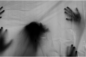 Cerita horor jejak kaki dan tangan misterius di kaca mobil, terlalu kentara sampai bikin merinding