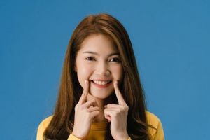 Trik hilangkan smile lines cuma pakai 2 produk, bikin wajah mulus bebas garis halus