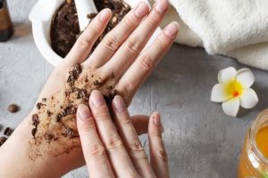 10 Rekomendasi body scrub pria harga di bawah Rp 300 ribu, ampuh angkat sel kulit mati