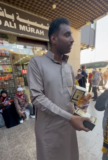 Pedagang parfum di Arab Saudi ini fasih berbahasa Jawa, logat dan wajahnya bikin tak percaya