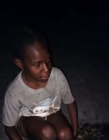 Lapar tapi tak berani minta makan, potret bocah Papua duduk di dekat pos jaga polisi ini bikin pilu