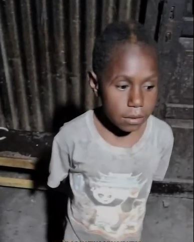 Lapar tapi tak berani minta makan, potret bocah Papua duduk di dekat pos jaga polisi ini bikin pilu